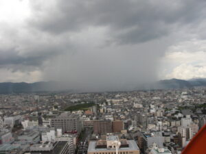 写真：京都タワーから撮影した「雨柱」